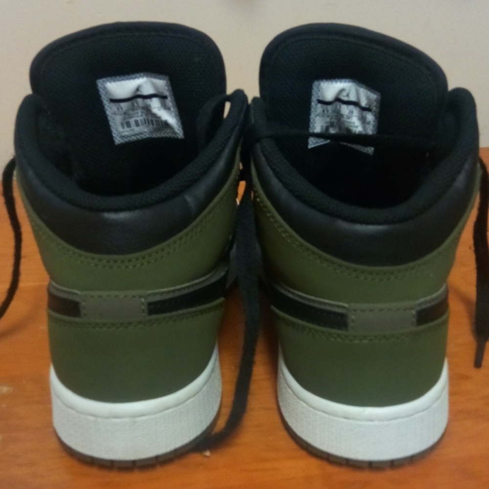Boys Nike Air Jordan 1 mid Olive/Black - Picture 4 of 5
